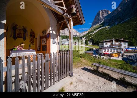 Una piccola cappella vicino al rifugio Rifugio Gardeccia nella valle Val de Vajolet del gruppo Rosengarten. Foto Stock