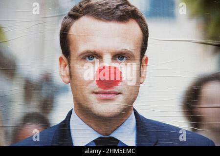 Manifesti lacerati e dipinti dei candidati alle elezioni presidenziali. Francia. Foto Stock