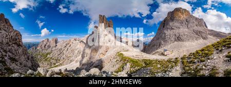 Veduta aerea panoramica del rifugio Rifugio Re Alberto i, cime di Torri di Vajolet (centro) e cima Catinaccio (destra) del gruppo Rosengarten. Foto Stock