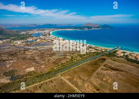 Vista aerea, Alcudia, grande canale e spiaggia di Alcudia, Platja d'Alcudia, Pla de na tesa, Cabaneta (SA), Mallorca, Isole Baleari, Isole Baleari, Foto Stock