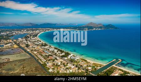 Vista aerea, Alcudia, grande canale e spiaggia di Alcudia, Platja d'Alcudia, Pla de na tesa, Cabaneta (SA), Mallorca, Isole Baleari, Isole Baleari, Foto Stock