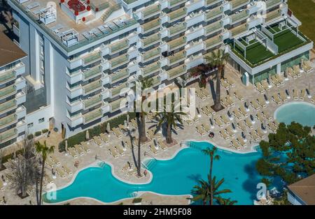 Vista aerea, complesso alberghiero Iberostar Alcudia Park, sedie a sdraio vuote, Alcudia, acque turchesi a spiaggia Alcudia, Platja d'Alcudia, spiaggia vuota du Foto Stock