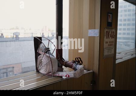 All'interno del famigerato Corridoio dorato che conduce dall'amministrazione ai reattori e ai locali di controllo della centrale nucleare di Cernobyl. Foto Stock