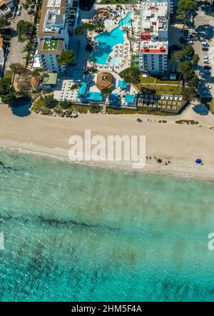 Vista aerea, complesso alberghiero Iberostar Alcudia Park, sedie a sdraio vuote, Alcudia, acque turchesi a spiaggia Alcudia, Platja d'Alcudia, spiaggia vuota du Foto Stock