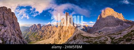 Veduta aerea panoramica del rifugio Rifugio Re Alberto i, cime di Torri di Vajolet (centro) e cima Catinaccio (destra) del gruppo Rosengarten. Foto Stock