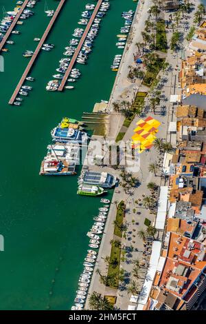 Vista aerea, porto di Alcudia, porto turistico, barche a vela, Port d'Alcúdia, Acque turchesi, Alcudia, Pla de na tesa, Cabaneta (SA), Maiorca, Isole Baleari, B. Foto Stock