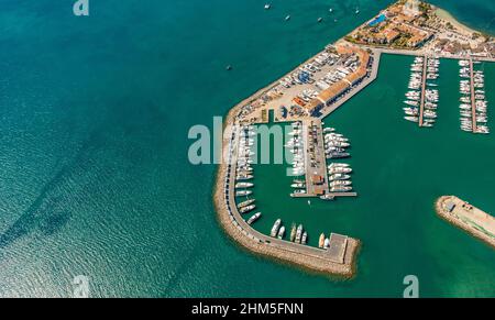 Vista aerea, porto di Alcudia, porto turistico, barche a vela, Port d'Alcúdia, Acque turchesi, Alcudia, Pla de na tesa, Cabaneta (SA), Maiorca, Isole Baleari, B. Foto Stock