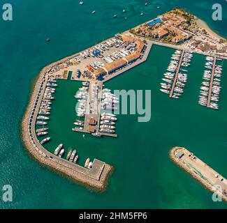 Vista aerea, porto di Alcudia, porto turistico, barche a vela, Port d'Alcúdia, Acque turchesi, Alcudia, Pla de na tesa, Cabaneta (SA), Maiorca, Isole Baleari, B. Foto Stock