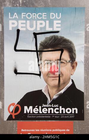 Manifesti lacerati e dipinti dei candidati alle elezioni presidenziali. Francia. Foto Stock