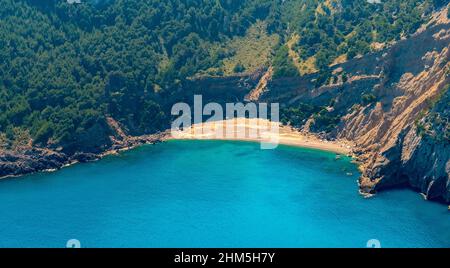 Vista aerea, spiaggia da sogno Platja des Coll Baix, baia con spiaggia sabbiosa, penisola di Cap de Pinar, area riservata, s'Esgleieta, Son Espanyol, Maiorca, Bal Foto Stock