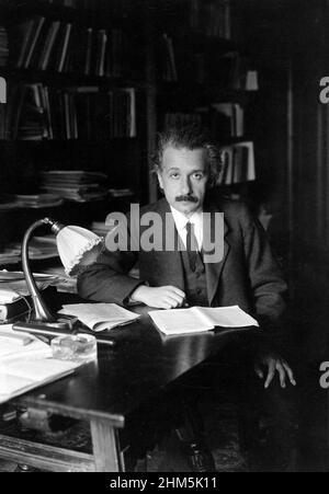 Fotografia di Albert Einstein nel suo ufficio all'Università di Berlino, 1920. Fotografo sconosciuto. Foto Stock