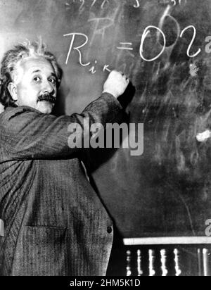 Albert Einstein (1879-1955). Albert Einstein scrive una formula di densità della Via Lattea il 14 gennaio 1931 sul consiglio di amministrazione del Carnegie Institute. Foto Stock