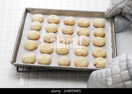 amaretti fatti in casa (classici biscotti italiani alle mandorle). Sono croccanti all'esterno e masticanti all'interno. Foto Stock