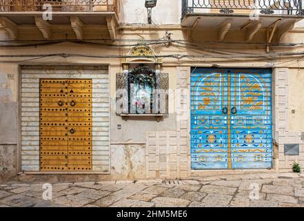 Tapparelle dipinte a colori su vetrata, Kasbah Mazara del Vallo, Sicilia, Italia Foto Stock