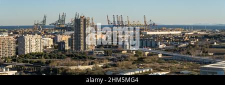 Vista panoramica del quartiere 'Poblados Maritimos' di Valencia (Spagna) con il porto commerciale sullo sfondo pieno di gru container Foto Stock