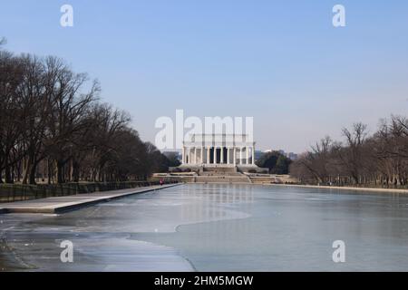 Lincoln Memorial all'estremità sud della piscina ghiacciata riflettente Foto Stock