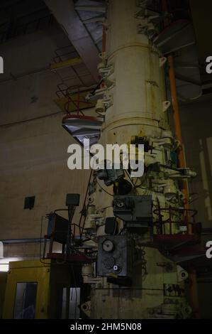 La macchina RZM (carico e scarico del combustibile) nel locale reattore 3 della centrale nucleare di Cernobyl. Foto Stock
