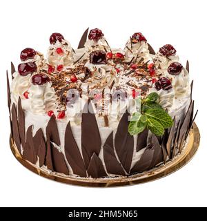 Torta intera foresta nera isolata su sfondo bianco Foto Stock