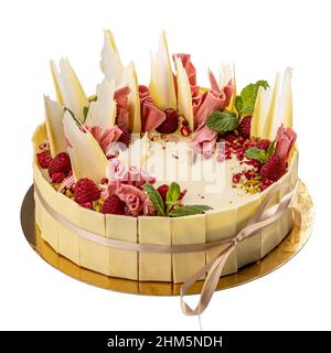 Torta al cioccolato bianco decorata con lampone isolato su sfondo bianco Foto Stock
