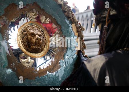 Un rivelatore mascherato partecipa al Carnevale di Venezia Foto Stock