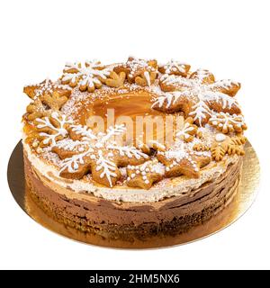Torta di Natale decorata con stelle di pan di zenzero isolate su sfondo bianco Foto Stock