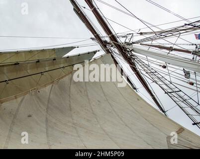 Vista di armamento e vela su una nave alta, guardando verso il cielo Foto Stock