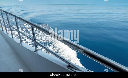 Dettaglio di vacanza in barca da crociera nelle Maldive in tempo calmo Foto Stock