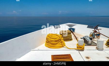 Vista verso l'arco di corde e un'ancora su una barca a bordo di un velaboard nelle Maldive Foto Stock