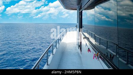 Dettaglio della barca liveaboard che mostra le ringhiere cromate e le reflessioni nelle finestre di vetro nelle Maldive in tempo calmo Foto Stock