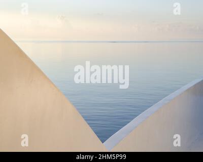 Abstract di una barca a bordo delle Maldive in clima calmo che mostra l'orizzonte lontano Foto Stock