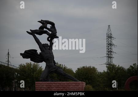 La famosa statua di Prometheus all'esterno della centrale nucleare di Chernobyl si trovava un tempo fuori dal teatro, nella vicina Pripyat. Foto Stock