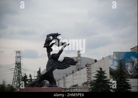 La famosa statua di Prometheus all'esterno della centrale nucleare di Chernobyl si trovava un tempo fuori dal teatro, nella vicina Pripyat. Foto Stock