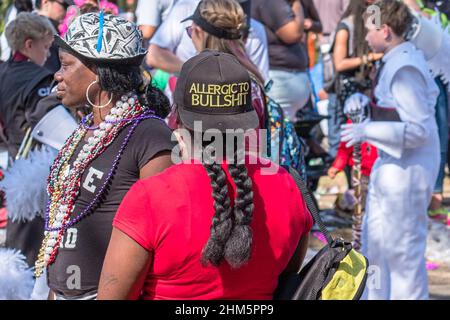 NEW ORLEANS, LA, Stati Uniti d'America - 19 FEBBRAIO 2017: Donna che indossa il cappuccio dicendo 'Allergico a Bullshit' alla sfilata del Mardi Gras su St. Charles Avenue Foto Stock