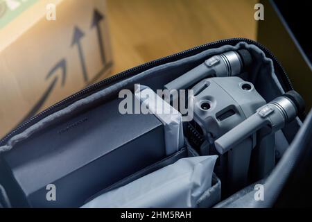 Parigi, Francia - Jan 14, 2022: Sensore epacchetto di DJI Air 2s Drone pacchetto Fly più contenuto Combo. DJI è una società cinese di tecnologia con sede a Shenzhen, Guangdong, Foto Stock