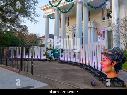 NEW ORLEANS, LA, USA - 9 FEBBRAIO 2021: Tulane University President's Mansion decorato per Mardi Gras Foto Stock