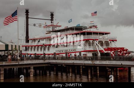 Storico battello fluviale a New Orleans sul fiume Mississippi in una giornata buia e ventosa Foto Stock