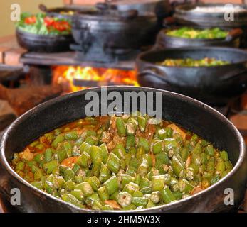 Stufato di pollo con okra Foto Stock