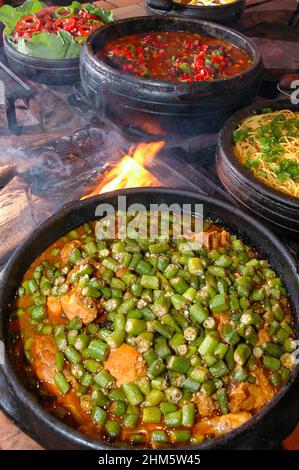 Stufato di pollo con okra nel forno a legna Foto Stock