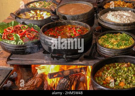 Stufa di legno in casa rurale tipica nell'interno del Brasile, pollo con okra, fagioli, salsiccia, riso, tropeiro Foto Stock