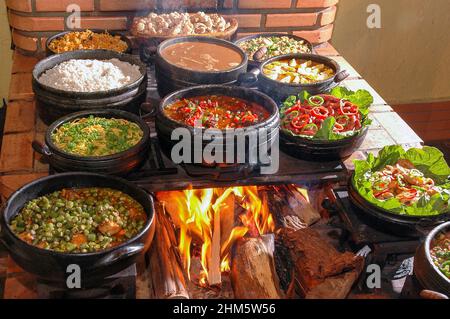 Stufa di legno in casa rurale tipica nell'interno del Brasile, pollo con okra, fagioli, salsiccia, riso, tropeiro Foto Stock