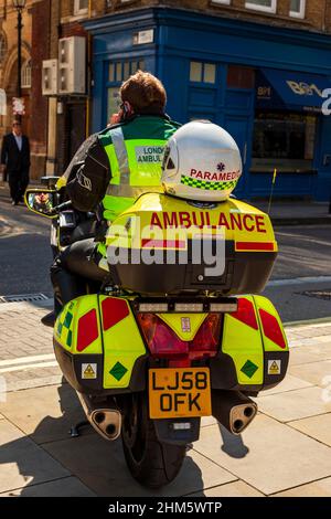 Paramedico su moto, vista posteriore Foto Stock