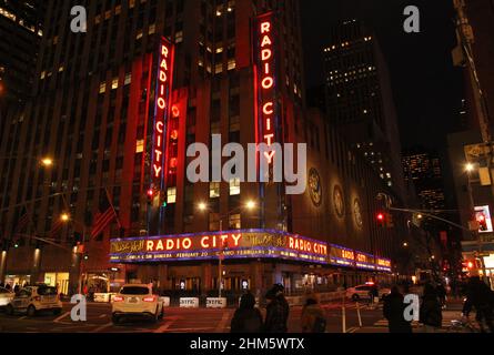 L'iconico radio City Music Hall di notte Foto Stock