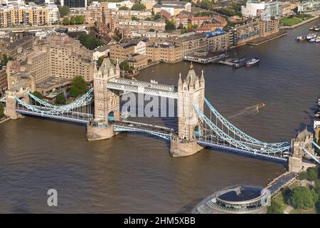 Londra, Inghilterra - Agosto 2022: Vista aerea del Tower Bridge e del Tamigi. Foto Stock