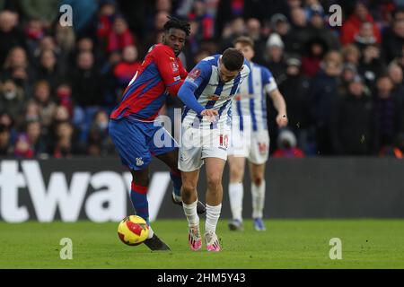 LONDRA, UK FEB 5th Jeffrey Schlupp di Crystal Palace batte con Luke Molyneux di Hartlepool United durante la partita di fa Cup tra Crystal Palace e Hartlepool Uniti a Selhurst Park, Londra sabato 5th febbraio 2022. (Credit: Mark Fletcher | MI News) Credit: MI News & Sport /Alamy Live News Foto Stock