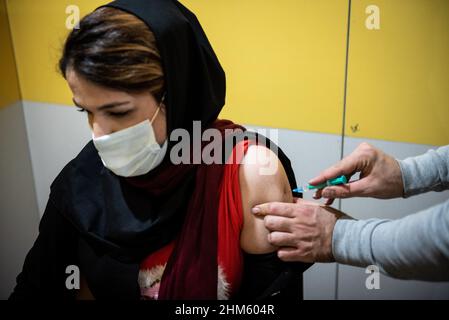 Teheran, Iran. 05th Feb 2022. Una giovane donna iraniana che indossa una maschera protettiva per il viso riceve una dose del vaccino cinese Sinopharm new coronavirus disease (COVID-19) nel complesso commerciale di IranMall a nord-ovest di Teheran. (Foto di Sobhan Farajvan/Pacific Press) Credit: Pacific Press Media Production Corp./Alamy Live News Foto Stock