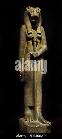 Statuario della dea Sekhmet dinastia XVIII ( 1550 - 1292 a.C. ) Tebe Karnak tempio di Amenhotep Egitto (Museo Egizio di Torino Italia) Foto Stock