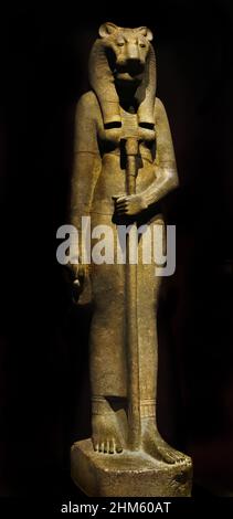 Statuario della dea Sekhmet dinastia XVIII ( 1550 - 1292 a.C. ) Tebe Karnak tempio di Amenhotep Egitto (Museo Egizio di Torino Italia) Foto Stock