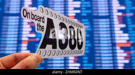 11 dicembre 2021, Tolosa, Francia. L'emblema dell'Airbus A380 sullo sfondo di una scheda elettronica con l'orario di volo all'Inter Foto Stock