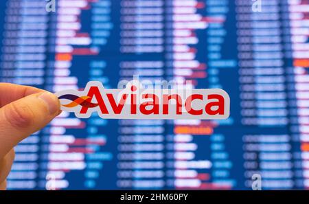 11 dicembre 2021, Bogotà, Colombia. Emblema Avianca sullo sfondo di una scheda elettronica con orari di volo all'aeroporto internazionale. Foto Stock