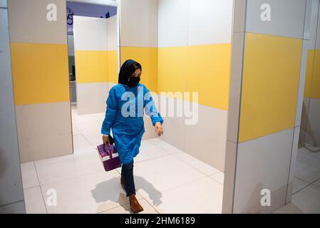 Teheran, Teheran, Iran. 5th Feb 2022. Un personale sanitario iraniano porta con sé una scatola di vaccini durante la vaccinazione generale COVID-19 nel centro commerciale Iran Mall a nord-ovest di Teheran. (Credit Image: © Sobhan Farajvan/Pacific Press via ZUMA Press Wire) Foto Stock